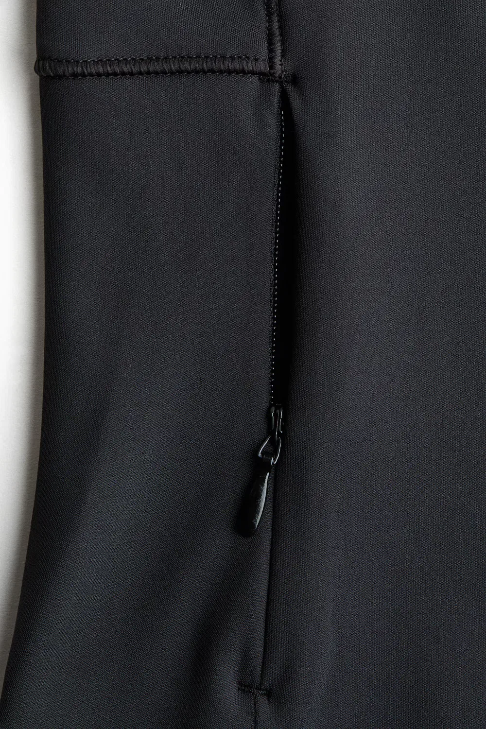 картинка Спортивная куртка с технологией Drymove H&M, Schwarz от магазина Одежда+
