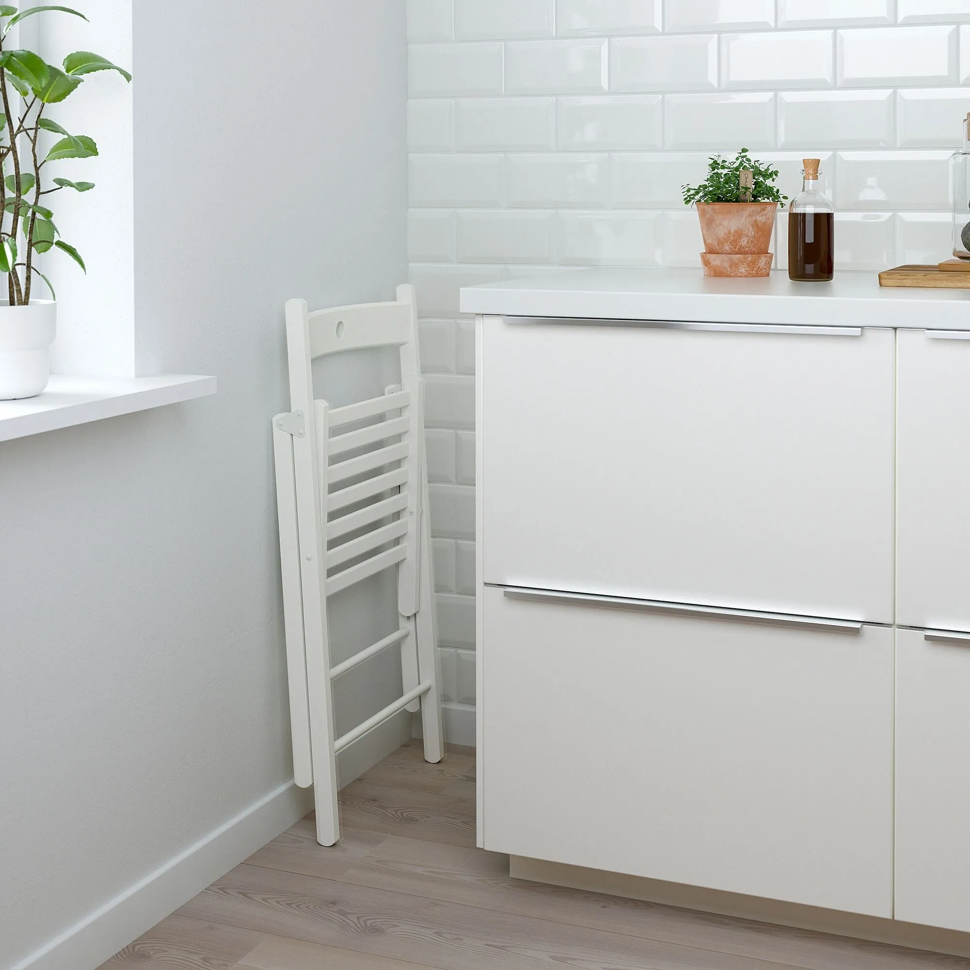 картинка Складной стул белый FRÖSVI IKEA от магазина Одежда+