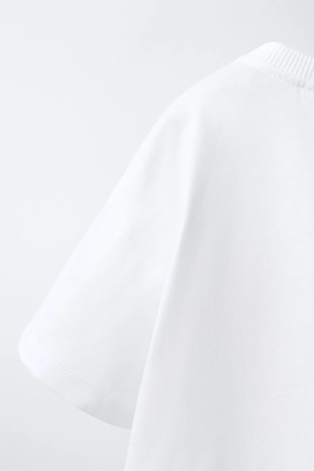 картинка Вязаная крючком футболка с цветочным принтом и карманом ZARA, White от магазина Одежда+