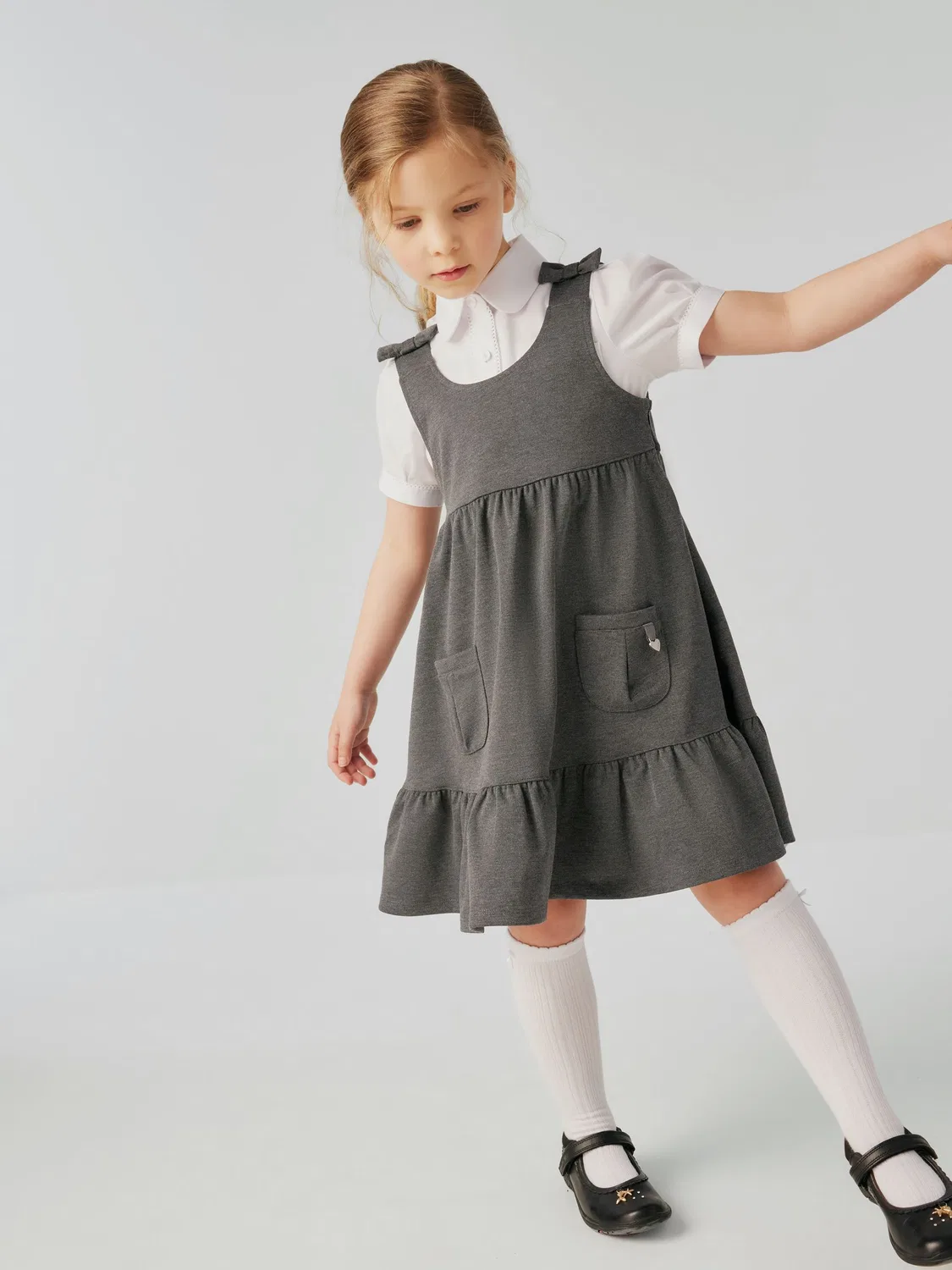 картинка Платье-сарафан школьное с оборками Clarks, серое от магазина Одежда+
