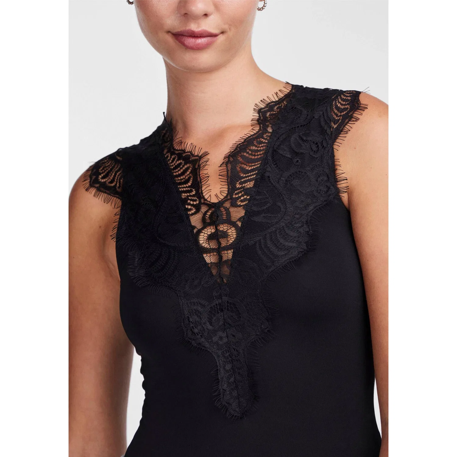 картинка Женское боди с V-образным вырезом и кружевом pieces, Black от магазина Одежда+