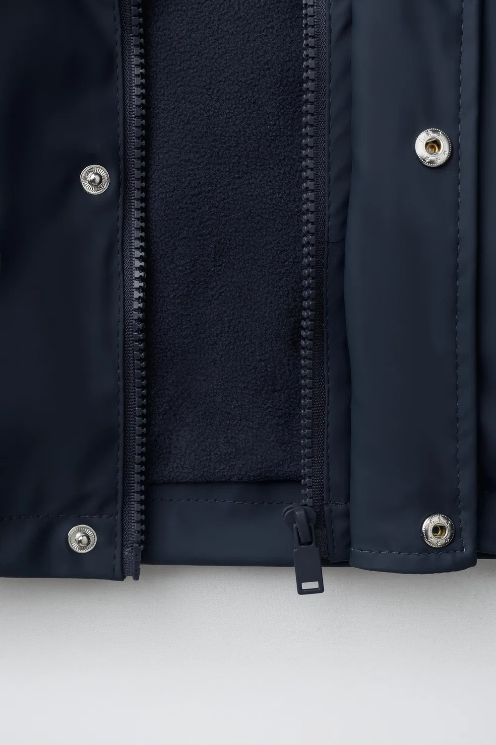картинка Водоотталкивающий прорезиненный дождевик ZARA, Navy blue от магазина Одежда+
