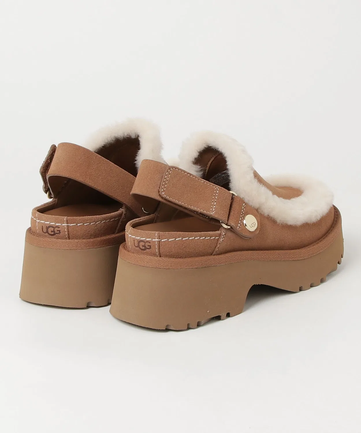 картинка Клог Esmee Clog UGG из замши и овчины, бежевый от магазина Одежда+