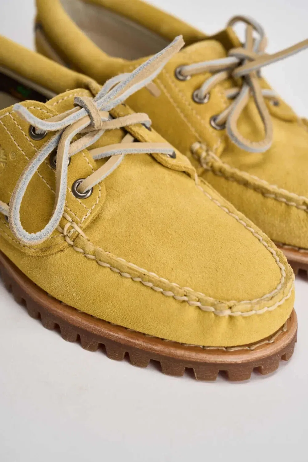 картинка Оригинальные замшевые топсайдеры Timberland, желтый от магазина Одежда+