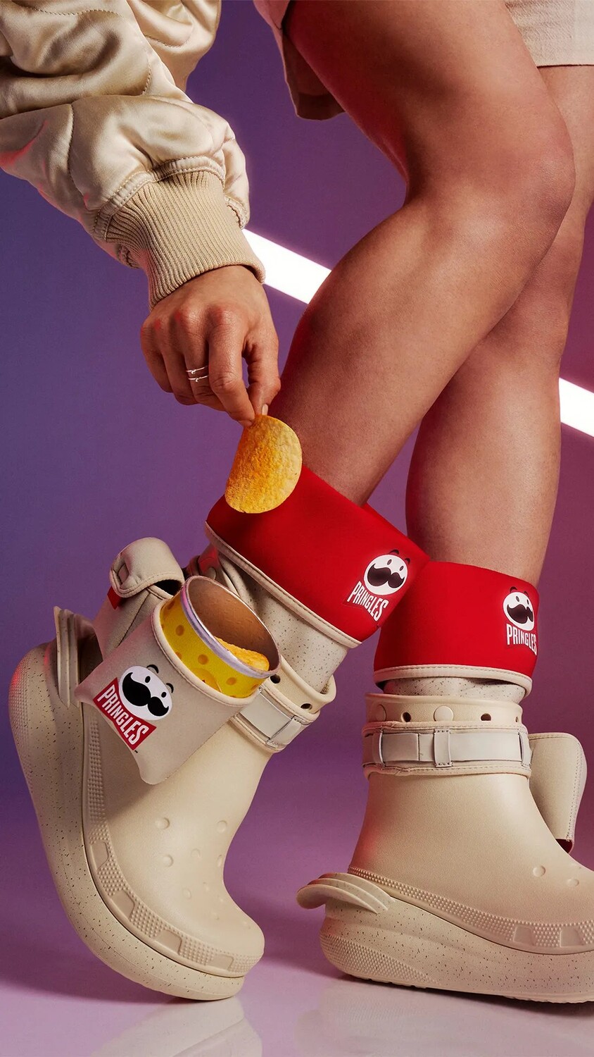 картинка Сапоги женские Crocs Classic x Pringles водонепроницаемые, кремовый от магазина Одежда+