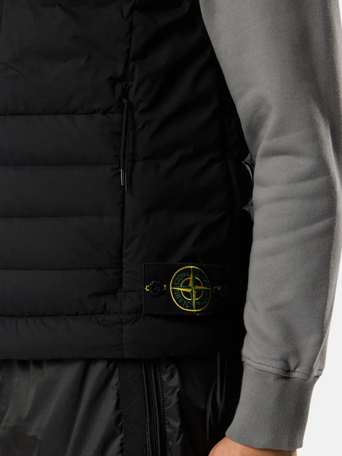 картинка Стеганая жилетка Stone Island, черный от магазина Одежда+