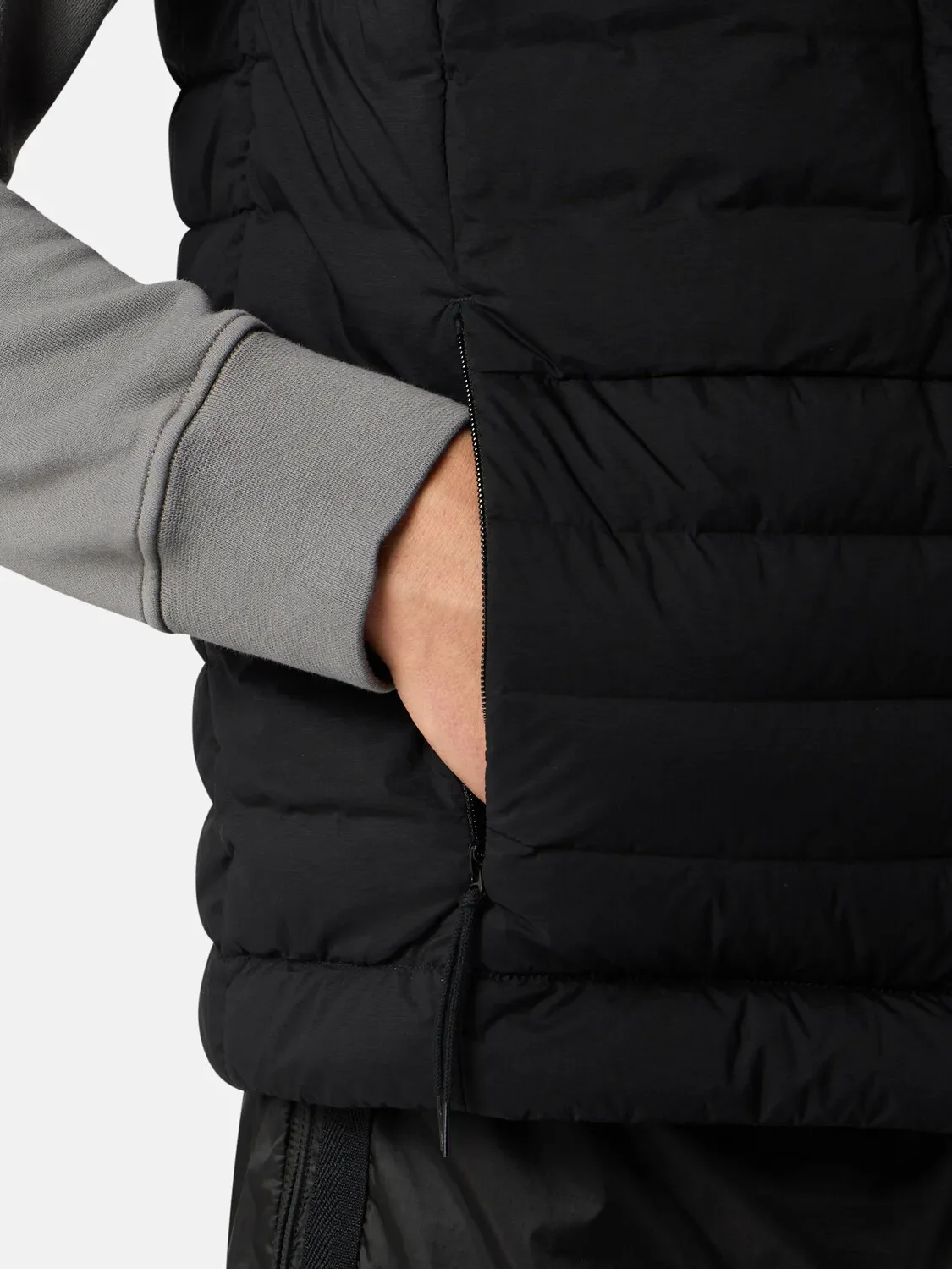 картинка Стеганая жилетка Stone Island, черный от магазина Одежда+