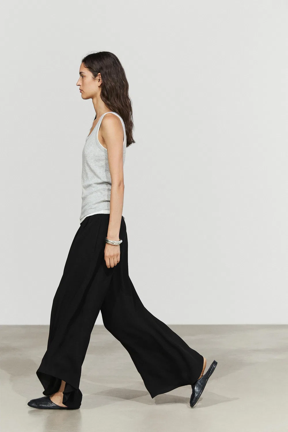 картинка Брюки Massimo Dutti Voluminous Wide-Leg Pleated, черный от магазина Одежда+