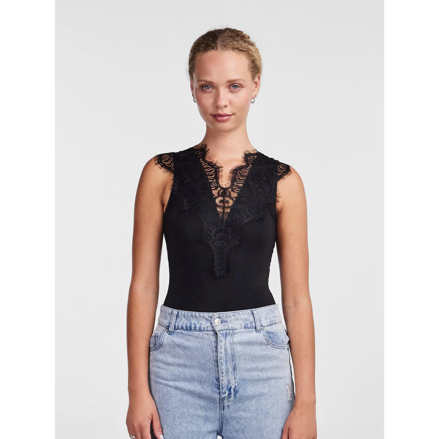 картинка Женское боди с V-образным вырезом и кружевом pieces, Black от магазина Одежда+