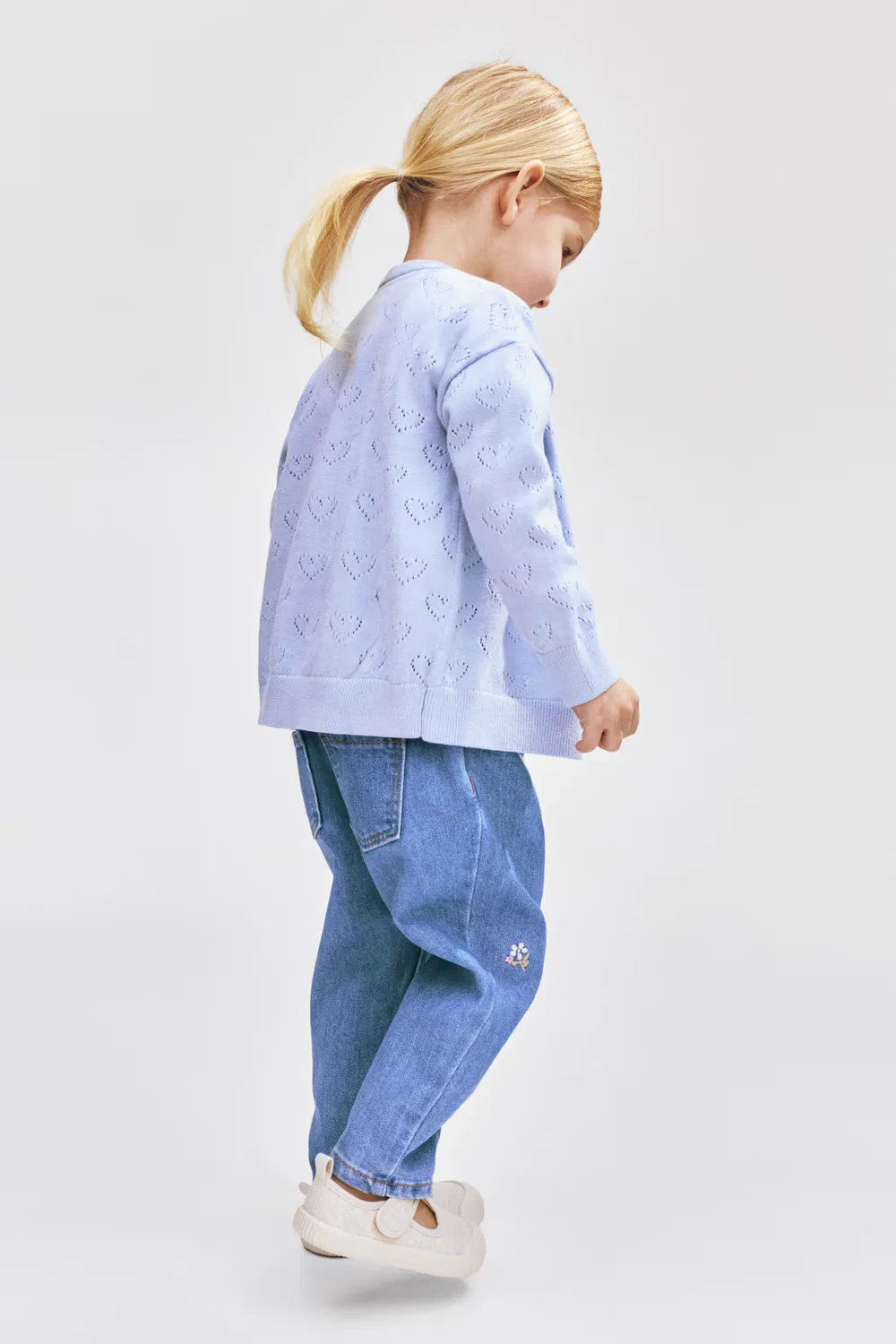 картинка Джинсы с вышивкой H&M, Denimblau/Blumen от магазина Одежда+