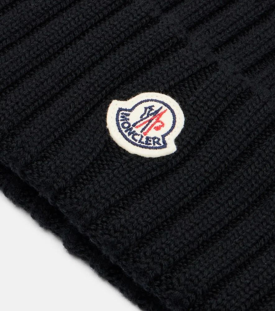 картинка Вязаная шапка из натуральной шерсти в рубчик Moncler, черный от магазина Одежда+