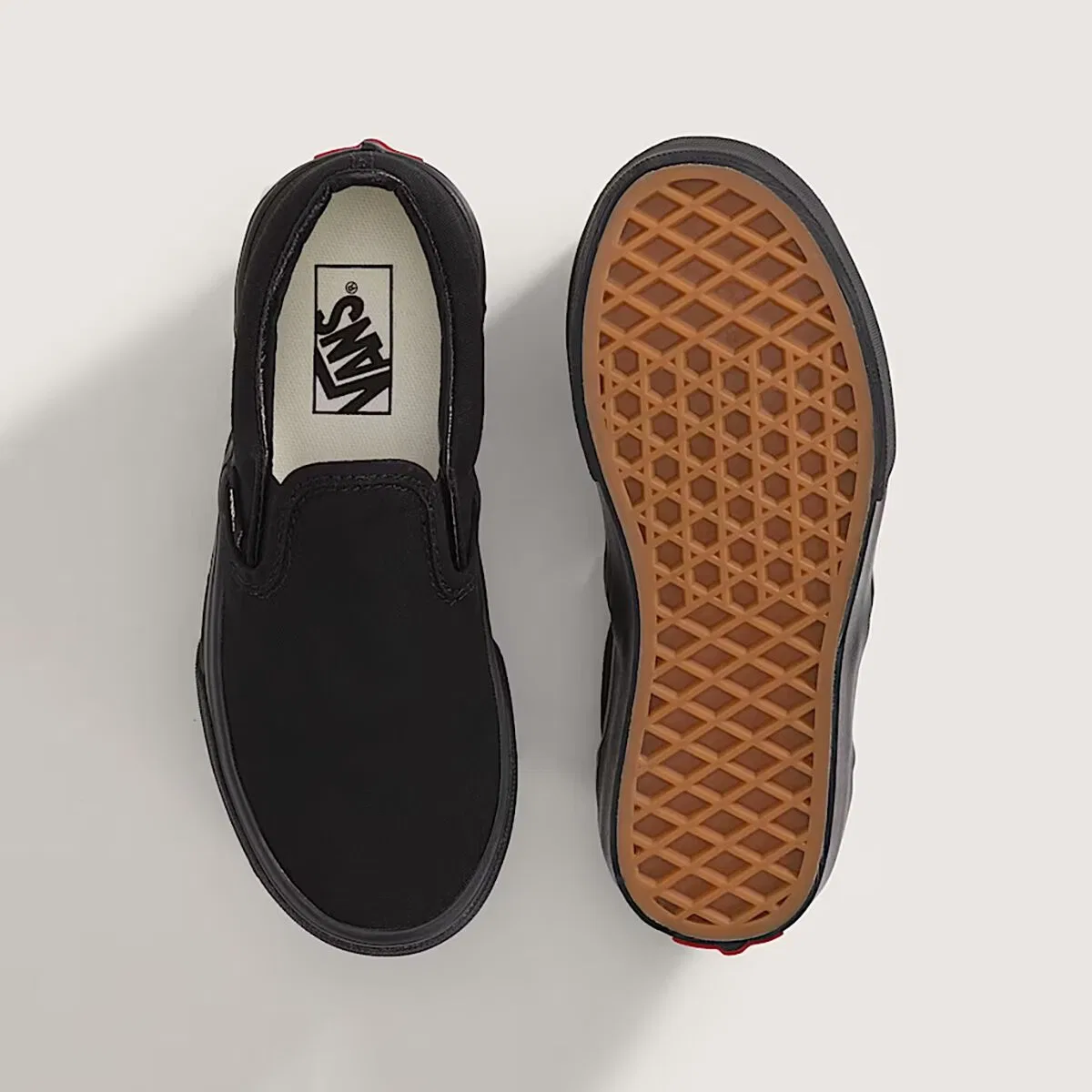 картинка Детские кеды slip-on с принтом Vans, Black/Black от магазина Одежда+