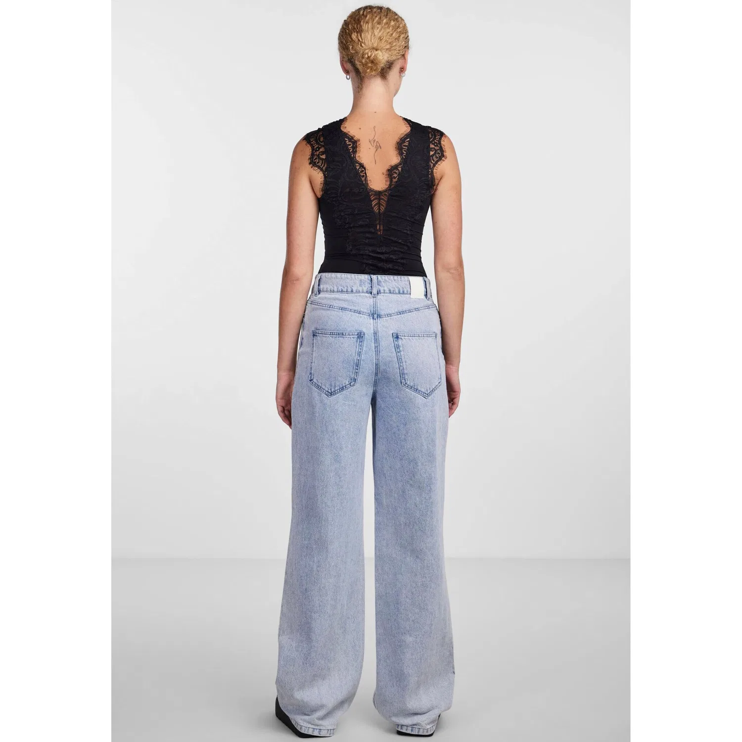 картинка Женское боди с V-образным вырезом и кружевом pieces, Black от магазина Одежда+