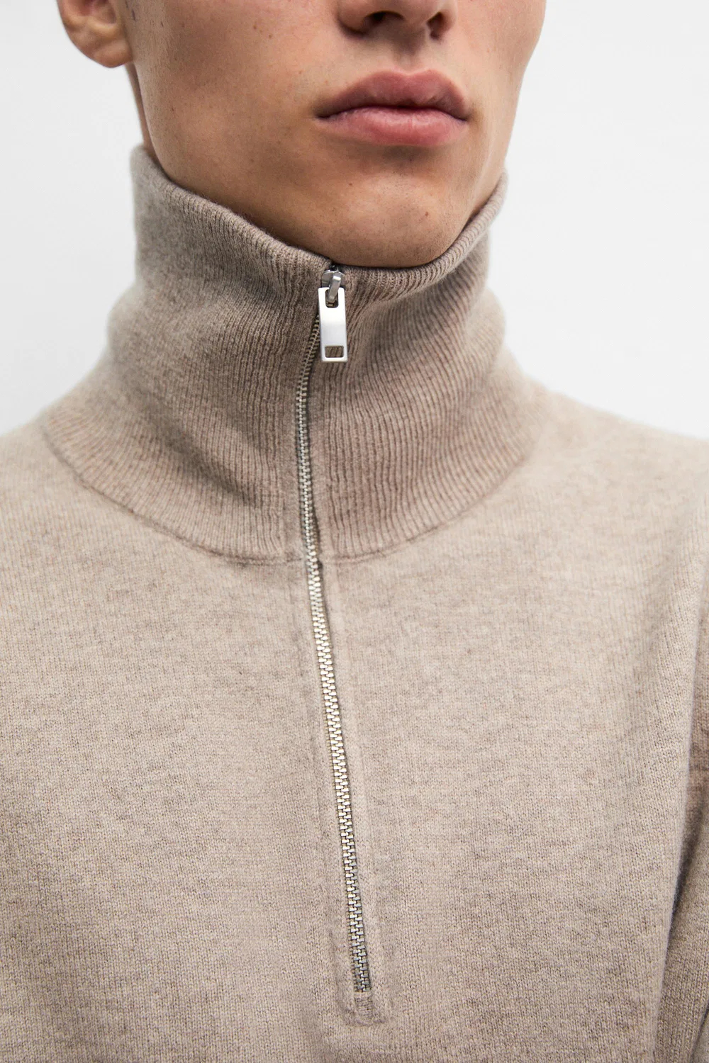 картинка Свитер Massimo Dutti Mock Neck Zip-Up Knit, песочный от магазина Одежда+