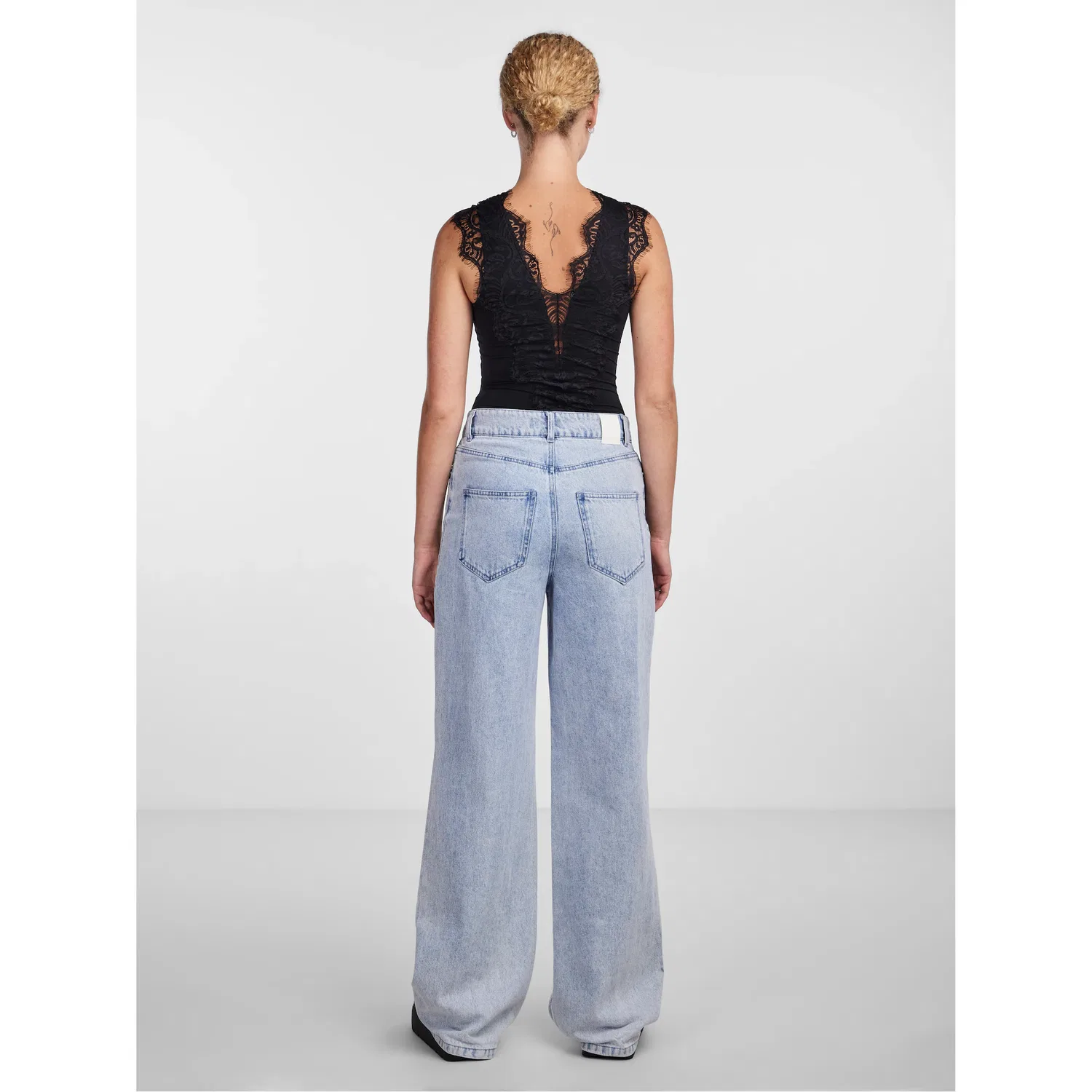 картинка Женское боди с V-образным вырезом и кружевом pieces, Black от магазина Одежда+